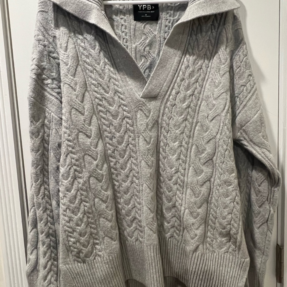 Abercrombie & Fitch YPB Gray Cable Knit V-Neck Top